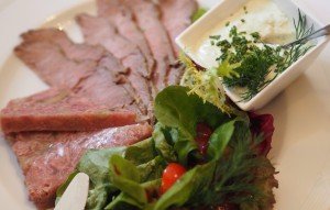 Ernährung im Alter – Seniorenteller mit viel Fleisch