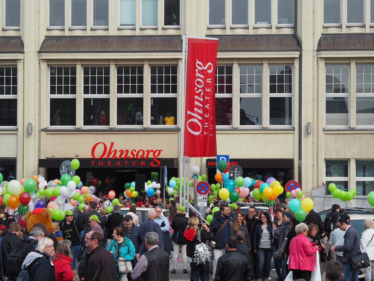 Treffen und Warm-up vor dem Ohnsorg Theater