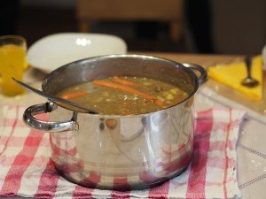 Reportage aus der Demenz-WG: Lecker Linsensuppe – fachkundig abgeschmeckt von einer Bewohnerin