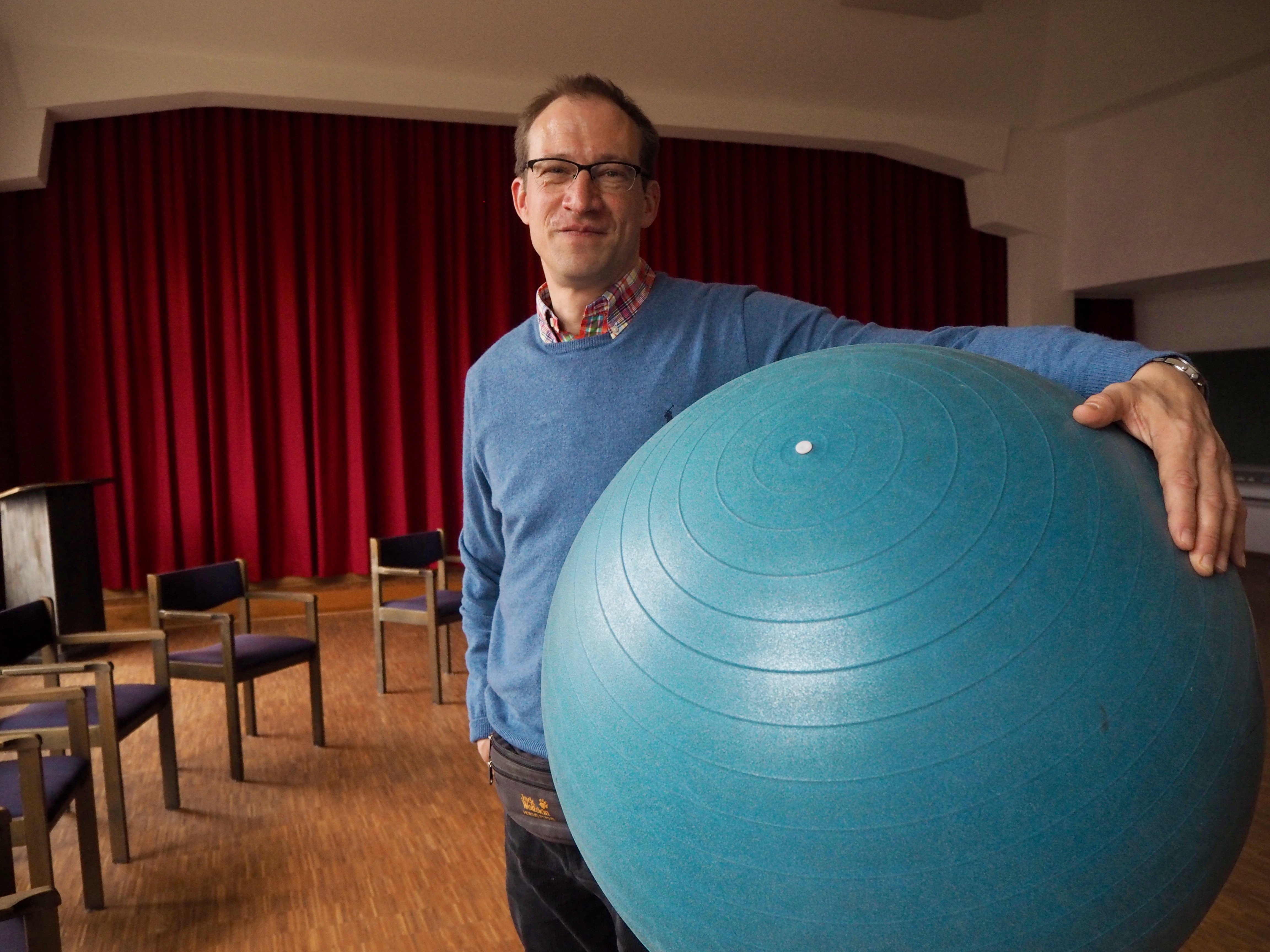 Betreuer im Pflegeheim mit Gymnastikball