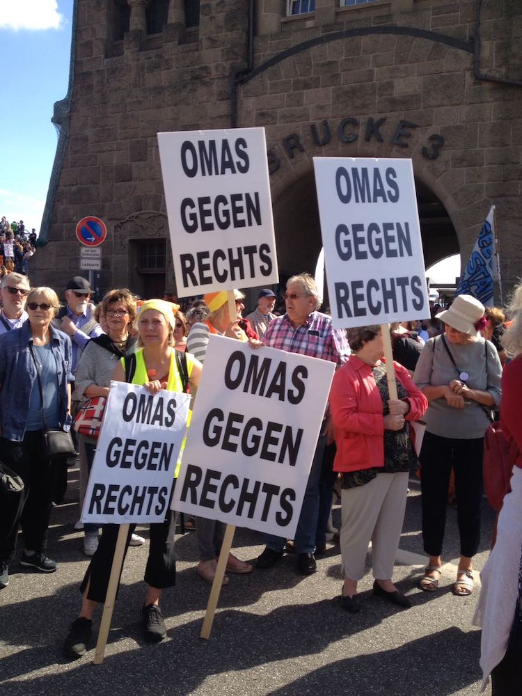 Engagement für eine demokratische, rechtstaatliche und bessere Welt – die Omas gegen Rechts in Hamburg (Foto: OMAS GEGEN RECHTS)